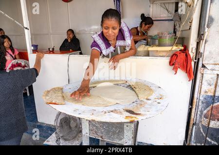 https://l450v.alamy.com/450v/2prx4tb/a-young-indigenous-zapotec-woman-makes-yellow-mole-empanadas-on-a-comal-griddle-in-tlacolula-de-matamoros-oaxaca-mexico-2prx4tb.jpg