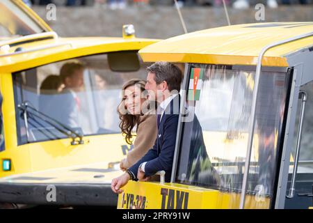 ROTTERDAM - 27/04/2023, Prince Maurits and Princess Marilene on a water taxi during King's Day in Rotterdam. The visit marked the tenth anniversary of Willem-Alexander's reign. ANP POOL MISCHA SCHOEMAKER netherlands out - belgium out Stock Photo