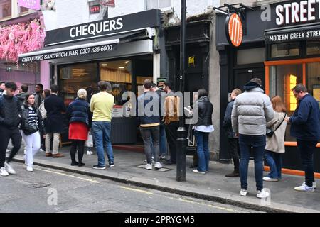 London, UK. 27th Apr, 2023. London, UK. 27 April 2023. People are queuing for a sandwich in Chequers, Mayfair, London, United Kingdom. Credit: See Li/Picture Capital/Alamy Live News Stock Photo