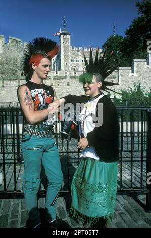 1987 HISTORICAL PUNK ROCKERS TOWER OF LONDON ENGLAND UK Stock Photo