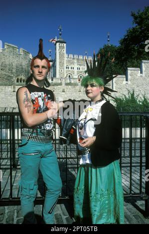 1987 HISTORICAL PUNK ROCKERS TOWER OF LONDON ENGLAND UK Stock Photo