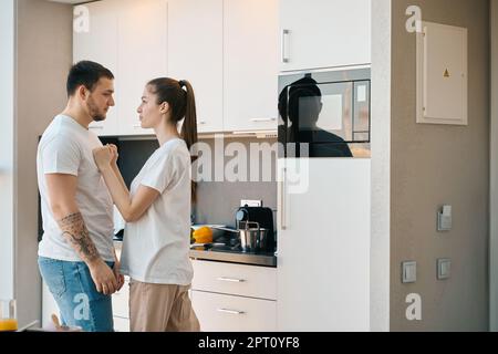 https://l450v.alamy.com/450v/2pt0yf8/husband-and-wife-emotionally-sort-things-out-in-the-kitchen-guys-in-home-clothes-2pt0yf8.jpg