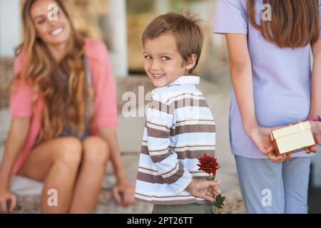 https://l450v.alamy.com/450v/2pt26tt/for-the-best-mom-ever-a-mother-and-her-two-children-holding-gifts-for-mothers-day-2pt26tt.jpg