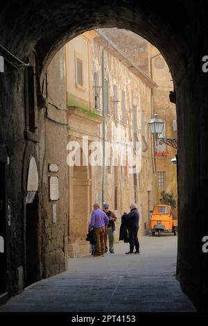 The narrow streets of the medieval city of Pitigliano in Tuscany, Italy. Stock Photo