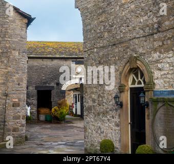 Midddleham Horse Racing Stable, Wensleydale, North Yorkshire. A horse looks into the yard of a racing stable in the historic market town of Middleham. Stock Photo