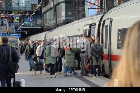 Trains, passengers, platform, concourse, main station, Hamburg, Germany Stock Photo