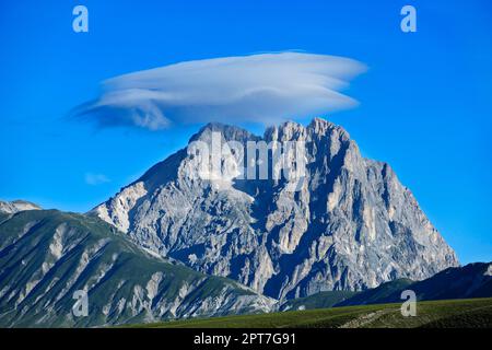 Above the summit of Gran Sasso at the end of Campo Imperatore towers a cloud of foehn, Abruzzo, Italy Stock Photo