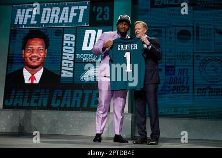 Philadelphia Eagles' Jalen Carter, left, warms up with Moro Ohomo, center,  during NFL rookie football minicamp, Friday, May 5, 2023, in Philadelphia.  (AP Photo/Chris Szagola Stock Photo - Alamy