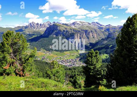 View from Saslong on the municipality of Selva in Val Gardena with Vallunga with the Cir peaks and Sass Rigais in the background, in the Dolomites of Stock Photo
