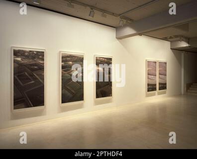 INTERIOR DE SALA DE EXPOSICIONES-PARA TOCAR EL MUNDO/PARA NO TOCAR EL MUNDO-2003. Author: PERE JAUME BORRELL I GUINART (1957-) PEREJAUME. Location: GALERIA SOLEDAD LORENZO. MADRID. SPAIN. Stock Photo