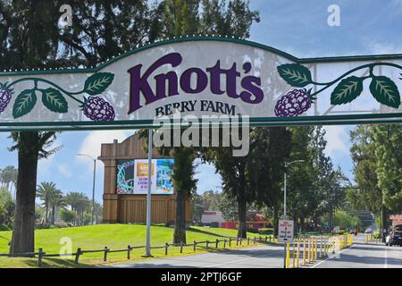 BUENA PARK, CALIFORNIA - 27 APR 2023: Sign over the entrance road to Knotts Berry Farm Stock Photo
