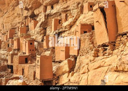 Nicolas Remene / Le Pictorium -  Ende Bandiagara region Dogon Country -  1/11/2010  -  Mali / Bandiagara / Teli  -  The Telem dwellings in the village Stock Photo