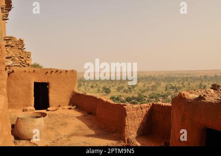 Nicolas Remene / Le Pictorium -  Ende Bandiagara region Dogon Country -  1/11/2010  -  Mali / Bandiagara / Teli  -  The Telem dwellings in the village Stock Photo