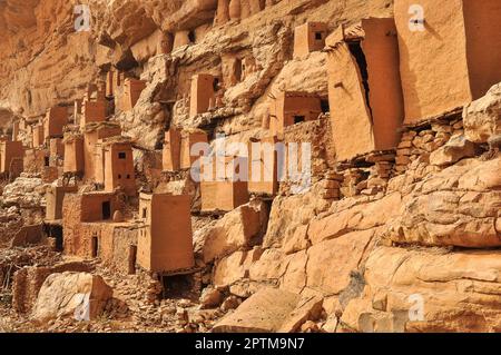 Nicolas Remene / Le Pictorium -  Ende Bandiagara region Dogon Country -  1/11/2010  -  Mali / Bandiagara / Teli  -  The Telem dwellings in the village Stock Photo