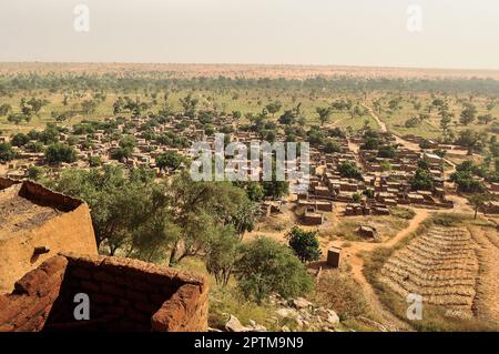 Nicolas Remene / Le Pictorium -  Ende Bandiagara region Dogon Country -  1/11/2010  -  Mali / Bandiagara / Teli  -  View of the village of Teli and th Stock Photo