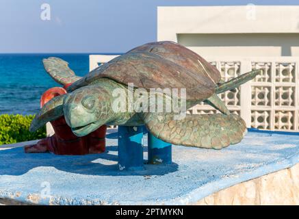 Monumento a la Tortuga turtle sculpture artwork, Isla Mujeres, Caribbean Coast, Cancun, Quintana Roo, Mexico Stock Photo