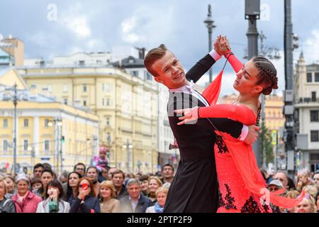 MOSCOW, RUSSIA - SEPTEMBER, 2017: Amateur dancers demonstrate their art of ballroom dancing on the central street. Classic slow waltz. Stock Photo