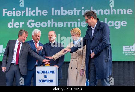 28 April 2023, Mecklenburg-Western Pomerania, Schwerin: Chancellor Olaf Scholz (M, SPD) launches the new geothermal plant of Stadtwerke Schwerin together with Manuela Schwesig (SPD), Minister-President of Mecklenburg-Western Pomerania, Michael Kellner (r, Bündnis90/Die Grünen), State Secretary in the Federal Ministry of Economics, Josef Wolf (2nd from left), Managing Director of Stadtwerke Schwerin, and Rico Badenschier (l, SPD), Mayor of Schwerin. The new heating plant in the Lankow district is to cover 15 percent of the district heating requirements of Mecklenburg-Vorpommern's state capital. Stock Photo