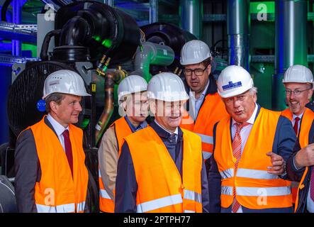 28 April 2023, Mecklenburg-Western Pomerania, Schwerin: Chancellor Olaf Scholz (M, SPD) inspects the new geothermal plant of Stadtwerke Schwerin together with Manuela Schwesig (SPD), Minister President of Mecklenburg-Western Pomerania, Michael Kellner (back, Bündnis90/Die Grünen), State Secretary in the Federal Ministry of Economics, Josef Wolf (r), Managing Director of Stadtwerke Schwerin, and Rico Badenschier (l, SPD), Mayor of Schwerin. The new heating plant in the Lankow district is to cover 15 percent of the district heating requirements of Mecklenburg-Vorpommern's state capital. Photo: J Stock Photo