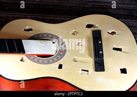 最新最全のをすべて a-broken-wooden-old-classic- ギター