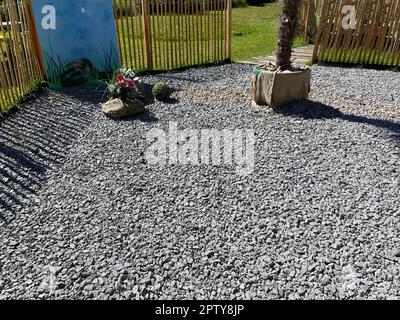 Schottergaerten sind sterile Steinwuesten in Vorgaerten, ein fragwürdiger, vorübergehender Trend, mit negativen Auswirkungen auf die Umwelt. Gravel ga Stock Photo