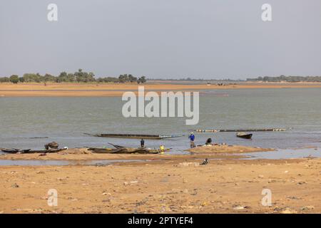Depleted water flow in the Niger River at Tamani in Segou Region, Mali, West Africa. 2022 Mali drought and hunger crisis. Stock Photo