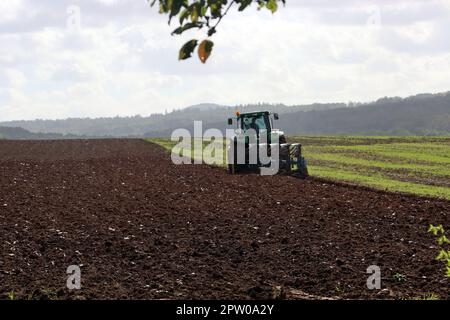 Landwirt pflügt mit seinem Traktor ein Feld nahe der Sababurg, Hessen, Deutschland, Hofgeismar Stock Photo