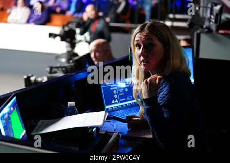 Referee Tatiana Woollaston calls a premature end to play between Mark Allen and Mark Selby on day fourteen of the Cazoo World Snooker Championship at the Crucible Theatre, Sheffield. Picture date: Friday April 28, 2023. Stock Photo