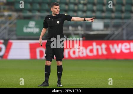 Den Haag, Netherlands. 28th Apr, 2023. DEN HAAG, NETHERLANDS - APRIL 28: Referee Erwin Blank during the Dutch Keukenkampioendivisie match between ADO Den Haag and Helmond Sport at Bingoal Stadion on April 28, 2023 in Den Haag, Netherlands (Photo by Hans van der Valk/Orange Pictures) Credit: Orange Pics BV/Alamy Live News Stock Photo