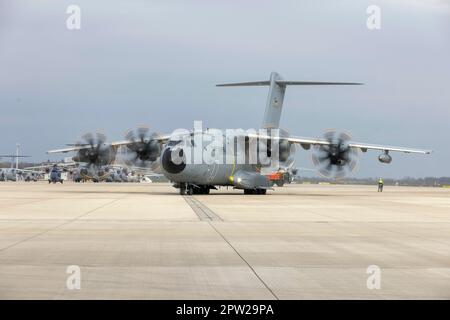 Wunstorf, Deutschland. 28th Apr, 2023. Appeal for returnees by the Sudan evacuation association - deployment of the Bundeswehr at the air base in Wunstorf. Here an Airbus A400M after landing. Credit: dpa/Alamy Live News Stock Photo