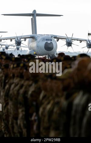 Wunstorf, Deutschland. 28th Apr, 2023. Appeal for returnees by the Sudan evacuation association - deployment of the Bundeswehr at the air base in Wunstorf. Here soldiers in front of an Ausbius A400M/dpa/Alamy Live News Stock Photo