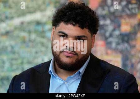 Chicago Bears offensive coordinator Luke G , left, talks to Chicago  Bears 2023 draft pick, defensive lineman Zacch Pickens during the NFL  football team's rookie minicamp at Halas Hall in Lake Forest, Ill.,  Saturday, May 6, 2023. (AP Photo/Nam Y. Huh