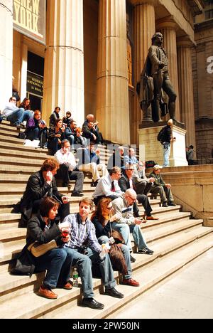 A Wall Street lunch crowd gathers underneath George Washington art Federal Hall Stock Photo
