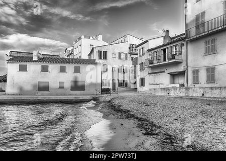 The scenic La Ponche beach in central Saint-Tropez, Cote d'Azur, France. The town is a worldwide famous resort for the European and American jet set a Stock Photo