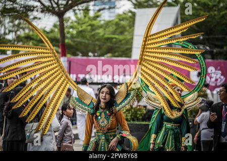 Makassar, South Sulawesi, Indonesia. 29th Apr, 2023. A woman wearing carnival dress at the commemoration of the 27th regional autonomy day which was held at the Losari Beach Pavilion, Makassar City. (Credit Image: © Herwin Bahar/ZUMA Press Wire) EDITORIAL USAGE ONLY! Not for Commercial USAGE! Stock Photo