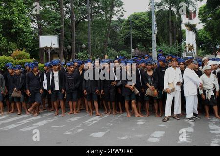 Serang, Banten, Indonesia. 29th Apr, 2023. Baduy people participate in a series of Seba Baduy traditional ceremonies in Serang, Banten. The Seba Baduy tradition is a series of annual traditions of the Baduy people in conveying their aspirations as well as making friends with the local government, as well as a form of gratitude for the abundant harvest. (Credit Image: © Angga Budhiyanto/ZUMA Press Wire) EDITORIAL USAGE ONLY! Not for Commercial USAGE! Credit: ZUMA Press, Inc./Alamy Live News Stock Photo