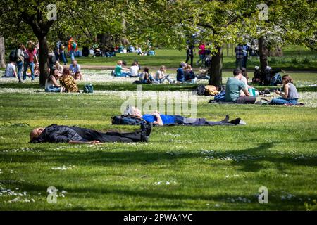 London, UK.  29 April 2023.  UK Weather – tourists and Londoners enjoying the sunshine and warm conditions in St James’s Park as the temperature rises to 18C. Credit: Stephen Chung / Alamy Live News Stock Photo