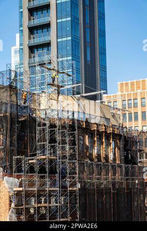Workers constructing repointing scaffolding on an office building on 34th St. in Midtown Manhattan, 2023, New York City, USA Stock Photo