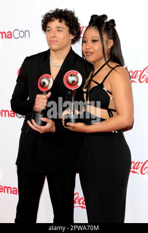 Anthony Ramos und  Dominique Fishback bei der Verleihung der Big Screen Achievement Awards im Rahmen der CinemaCon 2023 im Omnia Nightclub vom Caesars Palace. Las Vegas, 27.04.2023 Stock Photo