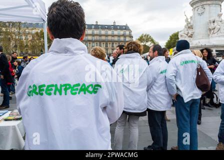 Paris, France, Greenpeace, Environmental Activists,  Behind, Logo, N.G.O. Demonstration to Free Jailed Climate Activists, Protest Signs, 2013 Stock Photo
