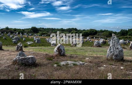 Ancient Stone Field Alignements De Menhir Carnac With Neolithic Megaliths In Brittany, France Stock Photo