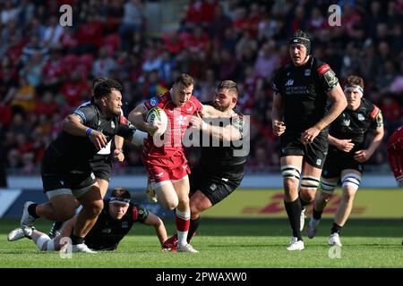 Llanelli, UK. 29th Apr, 2023. Gareth Davies of the Scarlets makes a break. European challenge cup rugby, semi final match, Scarlets v Glasgow Warriors at Parc y Scarlets in Llanelli, Wales on Saturday 29th April 2023. pic by Andrew Orchard/Andrew Orchard sports photography/Alamy Live news Credit: Andrew Orchard sports photography/Alamy Live News Stock Photo