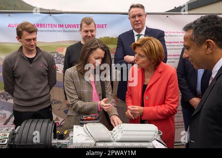 Rech, Germany. 29th Apr, 2023. Rhineland-Palatinate's Prime Minister Malu Dreyer (SPD, r) and Ahrweiler District Administrator Cornelia Weigand (independent) splice a fiber optic cable in Rech in the Ahr Valley. Digital Minister Alexander Schweitzer (SPD, back right) and Srinivasan Gopalan, Member of the Board of Management for Germany at Telekom(r) look on. A total of 22,000 households in the Ahr Valley are to be connected to Deutsche Telekom's new fiber-optic network. Credit: Thomas Frey/dpa/Alamy Live News Stock Photo