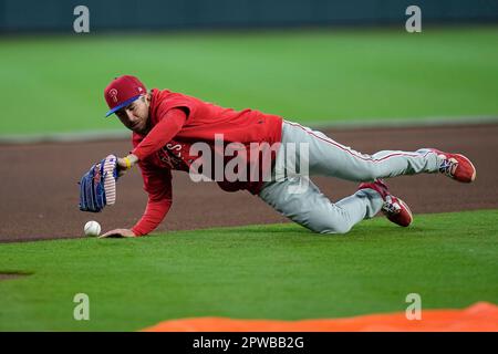 Philadelphia Phillies' Bryson Stott reaches back for his helmet during a  baseball game against the Atlanta Braves, Saturday, Sept. 24, 2022, in  Philadelphia. The Braves won 6-3. (AP Photo/Chris Szagola Stock Photo -  Alamy