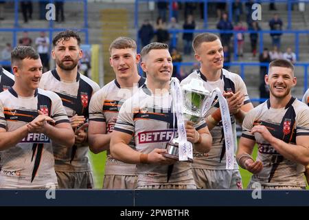 Warrington, UK. 29th Apr, 2023. England players with the trophy during the Mid Season International match England vs France at Halliwell Jones Stadium, Warrington, United Kingdom, 29th April 2023 (Photo by Steve Flynn/News Images) in Warrington, United Kingdom on 4/29/2023. (Photo by Steve Flynn/News Images/Sipa USA) Credit: Sipa USA/Alamy Live News Stock Photo