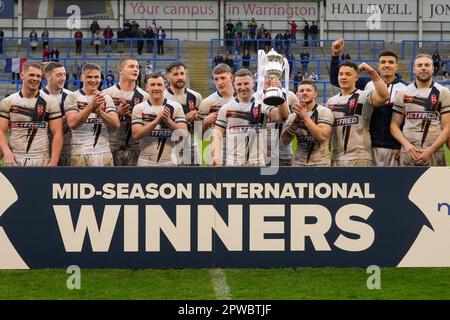 Warrington, UK. 29th Apr, 2023. England players with the trophy during the Mid Season International match England vs France at Halliwell Jones Stadium, Warrington, United Kingdom, 29th April 2023 (Photo by Steve Flynn/News Images) in Warrington, United Kingdom on 4/29/2023. (Photo by Steve Flynn/News Images/Sipa USA) Credit: Sipa USA/Alamy Live News Stock Photo