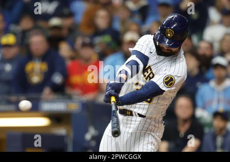 Milwaukee Brewers' Jesse Winker (33) his a RBI single during the