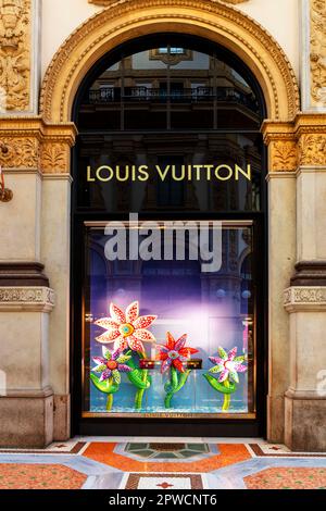 LV Luis Vuitton luxury store in the Galleria Vittorio Emanuele II in Milano,  LOmbardy, Italy Stock Photo - Alamy