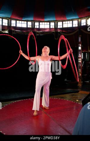 Ukrainian exotic hula-hoop dancer Yulia Pikhtina of the La Clique (burlesque cabaret) event, performing in the Spiegeltent as part of the month-long celebrations of the annual Sydney Festival. Hyde Park, Sydney, Australia. 04.01.07. Stock Photo