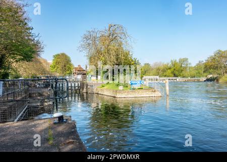 Caversham Lock and weir on The River Thames at Reading in Berkshire, UK with a blue sign directing boats to the lock. Stock Photo